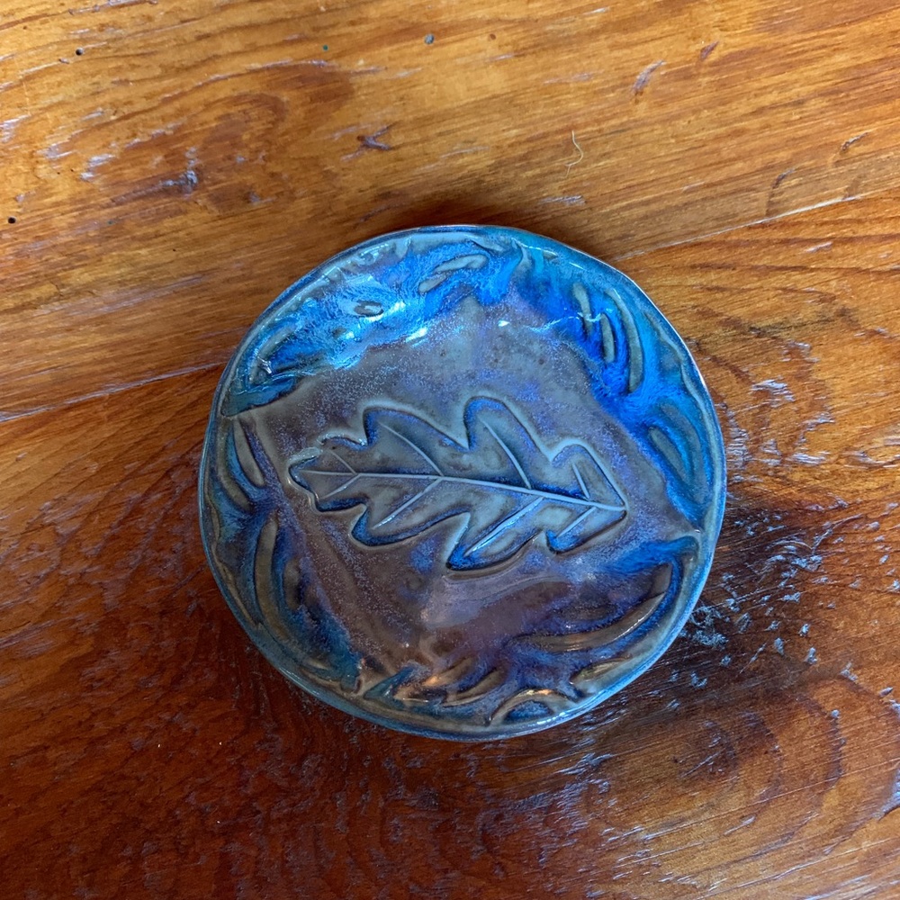 🌳 Handmade Glazed Dish w/Oak Leaf